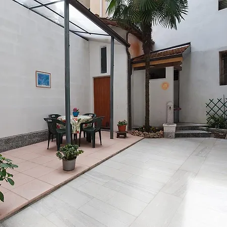 Fiore Rosso Apartment *